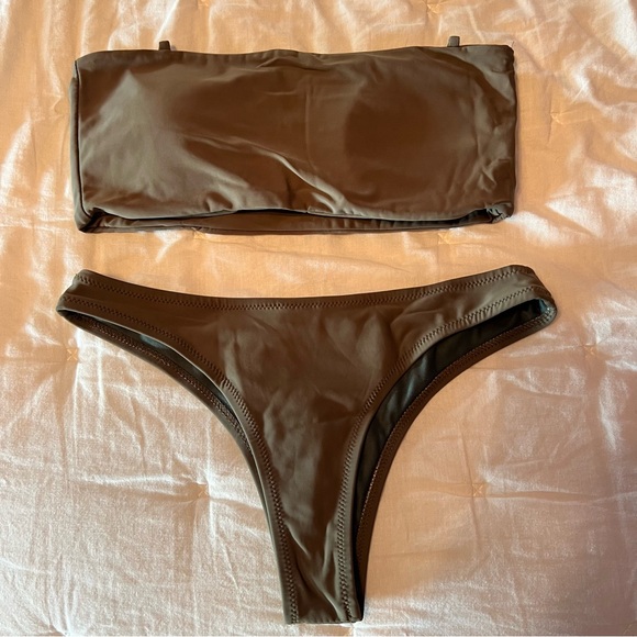 Bikini - Picture 1 of 2